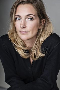 Grace Calder interpreta Assistant Wren (uncredited)