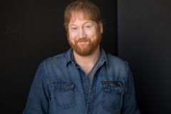 Jon Reep interpreta Reevis