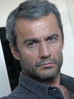 Julien Vialon interpreta Peter Metternich