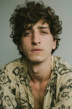 Johnny Massaro interpreta Antonino