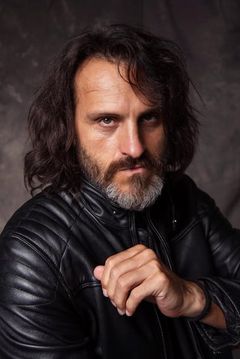 Emiliano Hasan interpreta Gabriel Mendoza