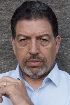 Louis Arcella interpreta Morales
