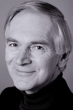Des Keogh interpreta Mr. Carlisle