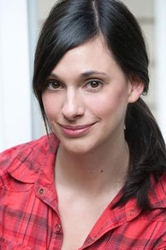 Laura Drake Mancini interpreta Janine