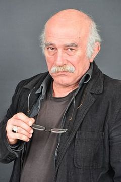 Halil Kumova interpreta Nuran's uncle