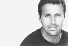 Jason Hildebrandt interpreta CWO Dan Jollata