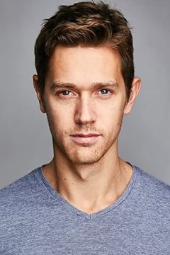 Chris O'Shea interpreta Patrick Downes