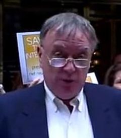 Rodger Parsons interpreta Radio Caller