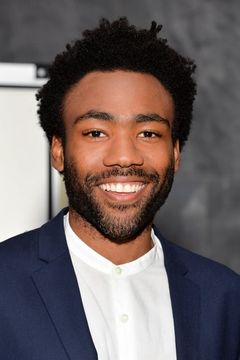 Donald Glover interpreta Junior CDE Executive