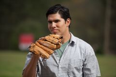 Jay Galloway interpreta Suited Reporter