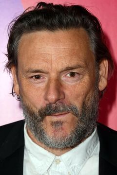 Julian Barratt interpreta Dr Elphick