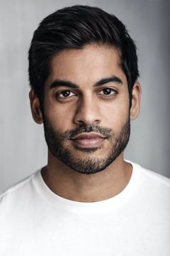 Sachin Bhatt interpreta Pilot Hutton