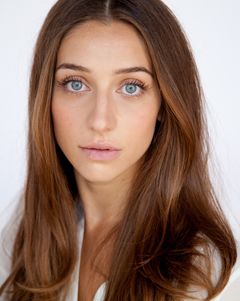 Samantha Hodhod interpreta Office Assistant