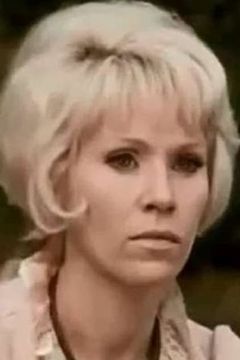 Sybil Maas interpreta Mrs. Hug