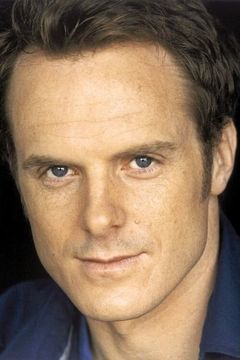 Matthew Dale interpreta Mr. Coles