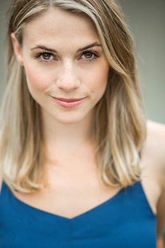 Paige McCulloch interpreta Nicole