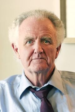 Roger Dunn interpreta Edward Novak