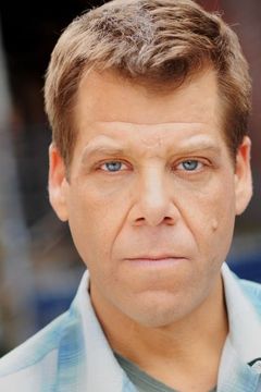 Eric Newsome interpreta Sixties Narrator