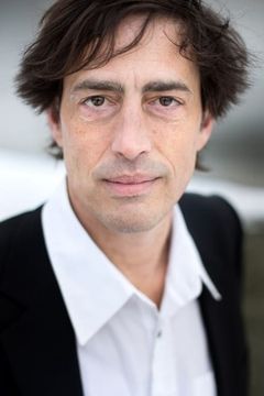 Todd Charmont interpreta Bearded Prisoner