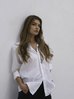 Karolina Muller interpreta Waitress