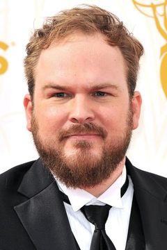 Matt Peters interpreta Joel Luschek