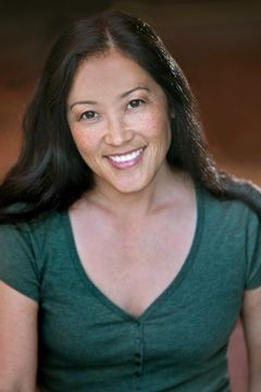 Jane Oshita interpreta Scooby Hawaiian Dancer Suit Performer