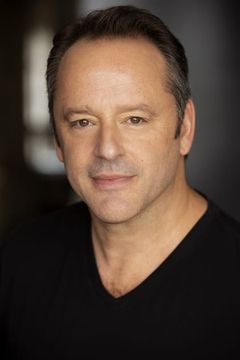 Gil Bellows interpreta Pierre Dumas