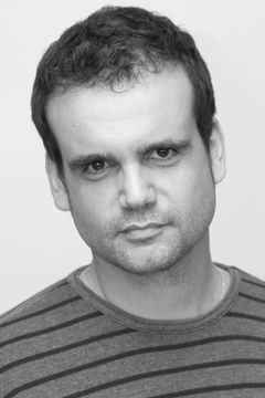 Karim Babin interpreta Room Service Waiter