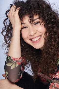 Sofiia Manousha interpreta Fidélia Martinez