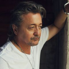 Mark Collie interpreta Hatch