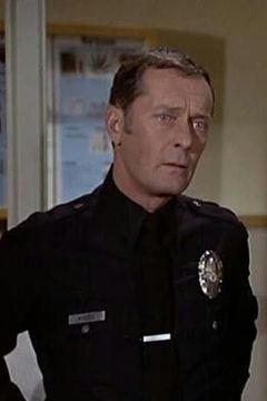 Fred Stromsoe interpreta Henchman (uncredited)