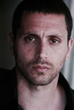 Jonathan Avigdori interpreta Italian Policeman (uncredited)