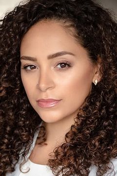 Tanairi Sade Vazquez interpreta Charita