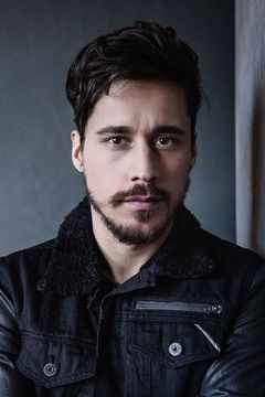 Peter Gadiot interpreta Ka