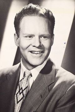 Mark Allen interpreta Dave Webster (uncredited)
