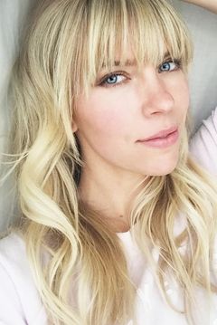 Kirstin Ford interpreta Mom on Plane