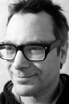 Christopher Comrie interpreta Beijing Riot Newscaster