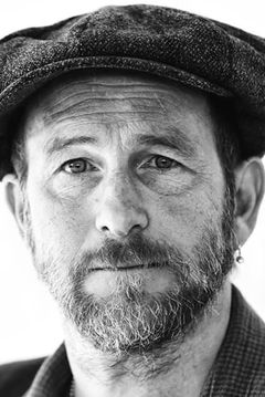Paul Kaye interpreta Dr Malcolm Donahue