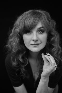 Daina Griffith interpreta Foley's Wife