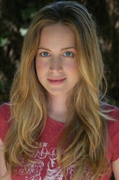 Jennifer Defrancisco interpreta Emily