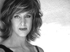 Dyan Kane interpreta Gallery Waitress