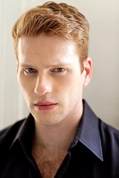 Grant MacDermott interpreta Cool Guy