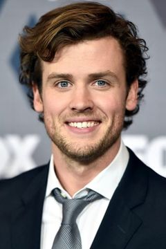 Jack Cutmore-Scott interpreta Cameron Black