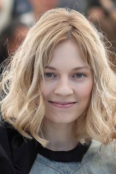 Viktoriya Miroshnichenko interpreta Elena