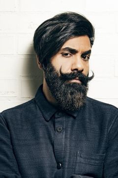 Paul Chowdhry interpreta Restaurant Owner