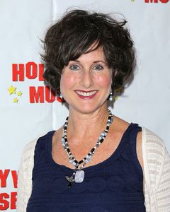 Cathy Silvers interpreta Jenny Piccalo