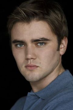 Cameron Bright interpreta Manny Flynn