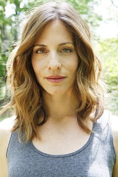 Sarah Kate Jackson interpreta Salesgirl