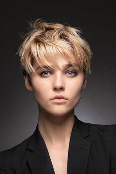 Zyra Gorecki interpreta Izzy Harris