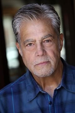 Vincent Guastaferro interpreta Uberto Pazzi-Sforzo